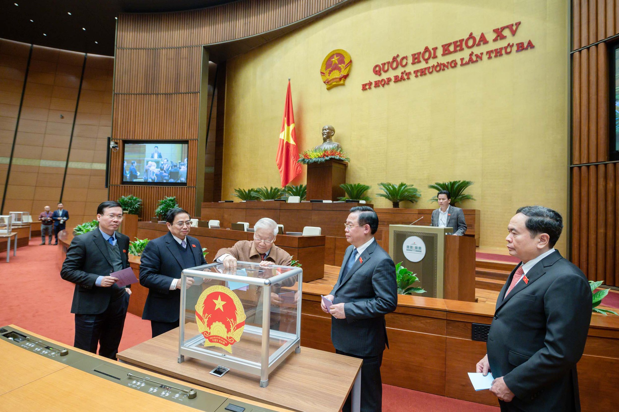 Quốc hội thông qua Nghị quyết về công tác nhân sự - Ảnh 2.
