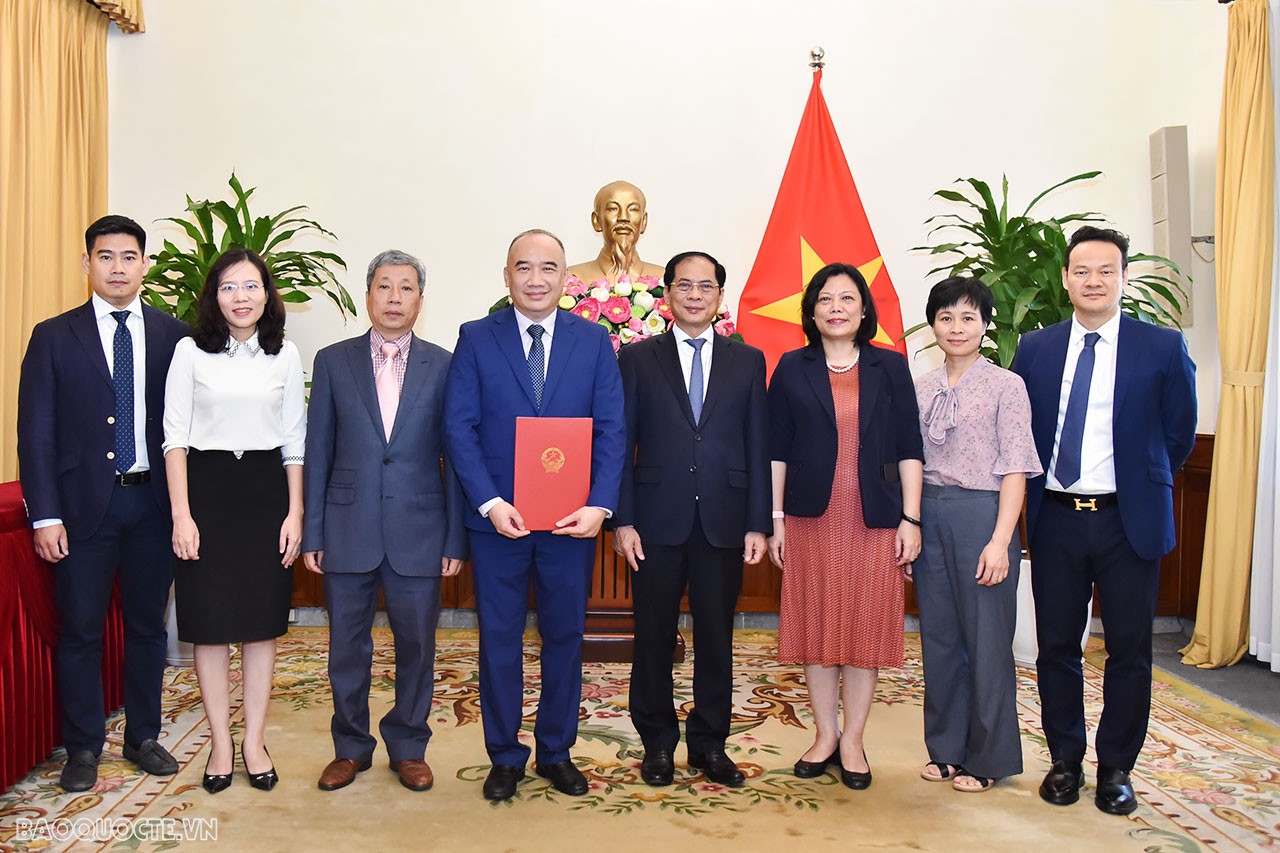 Điều động, bổ nhiệm Phó chủ nhiệm Ủy ban Nhà nước về người Việt Nam ở nước ngoài - Ảnh 2.