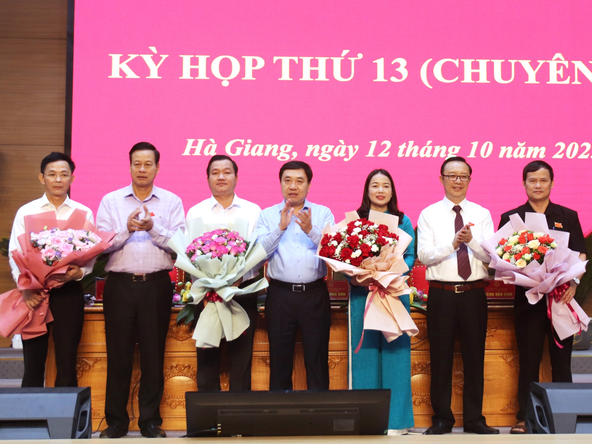HĐND tỉnh Hà Giang kiện toàn nhân sự, thông qua nhiều nội dung quan trọng - Ảnh 2.