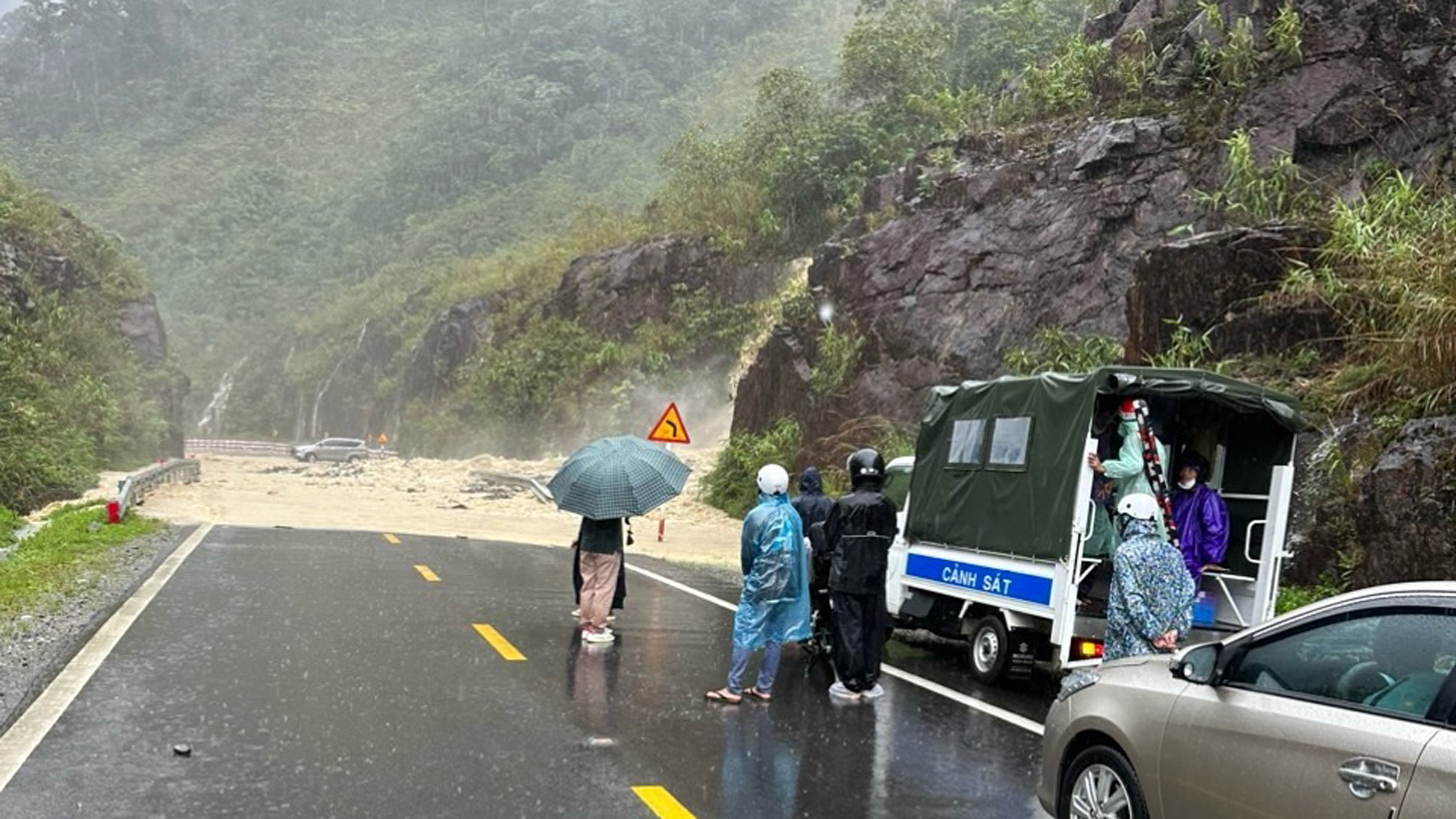 Mưa lũ miền Trung: Đường nối Nha Trang - Đà Lạt tê liệt hoàn toàn; dừng 12 đoàn tàu khách- Ảnh 1.