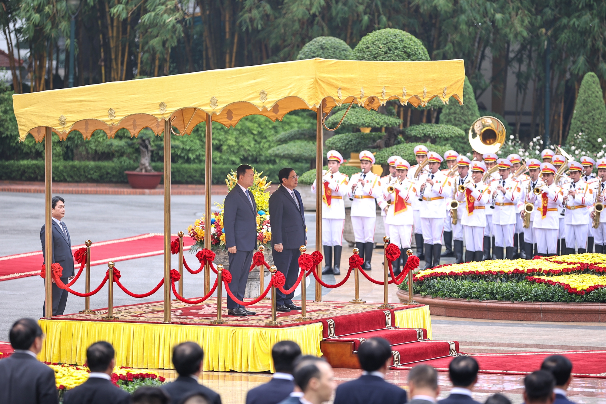 Thủ tướng Phạm Minh Chính chủ trì lễ đón và hội đàm với Thủ tướng Campuchia- Ảnh 2.
