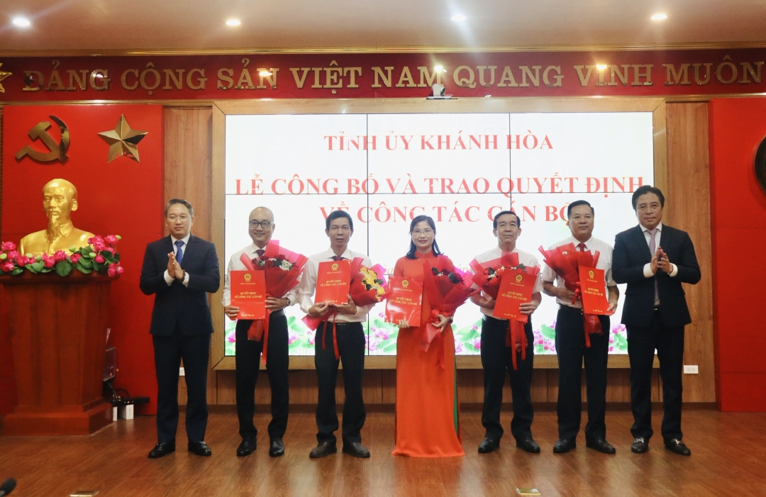 Tỉnh ủy, UBND tỉnh Khánh Hòa trao quyết định điều động, bổ nhiệm cán bộ- Ảnh 1.