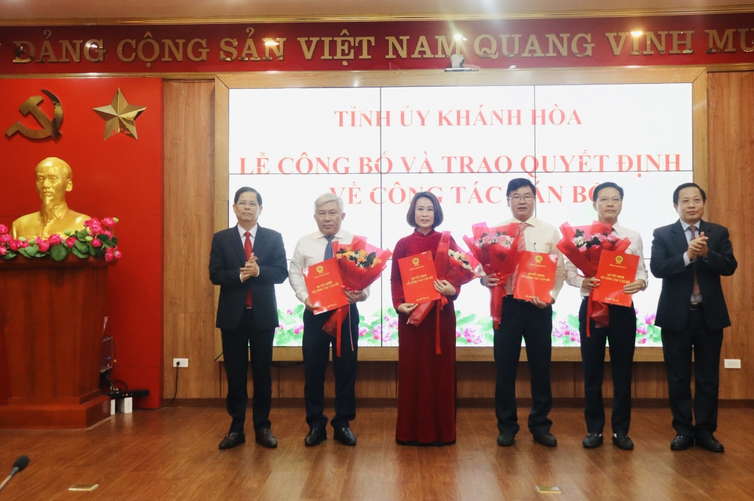 Tỉnh ủy, UBND tỉnh Khánh Hòa trao quyết định điều động, bổ nhiệm cán bộ- Ảnh 2.
