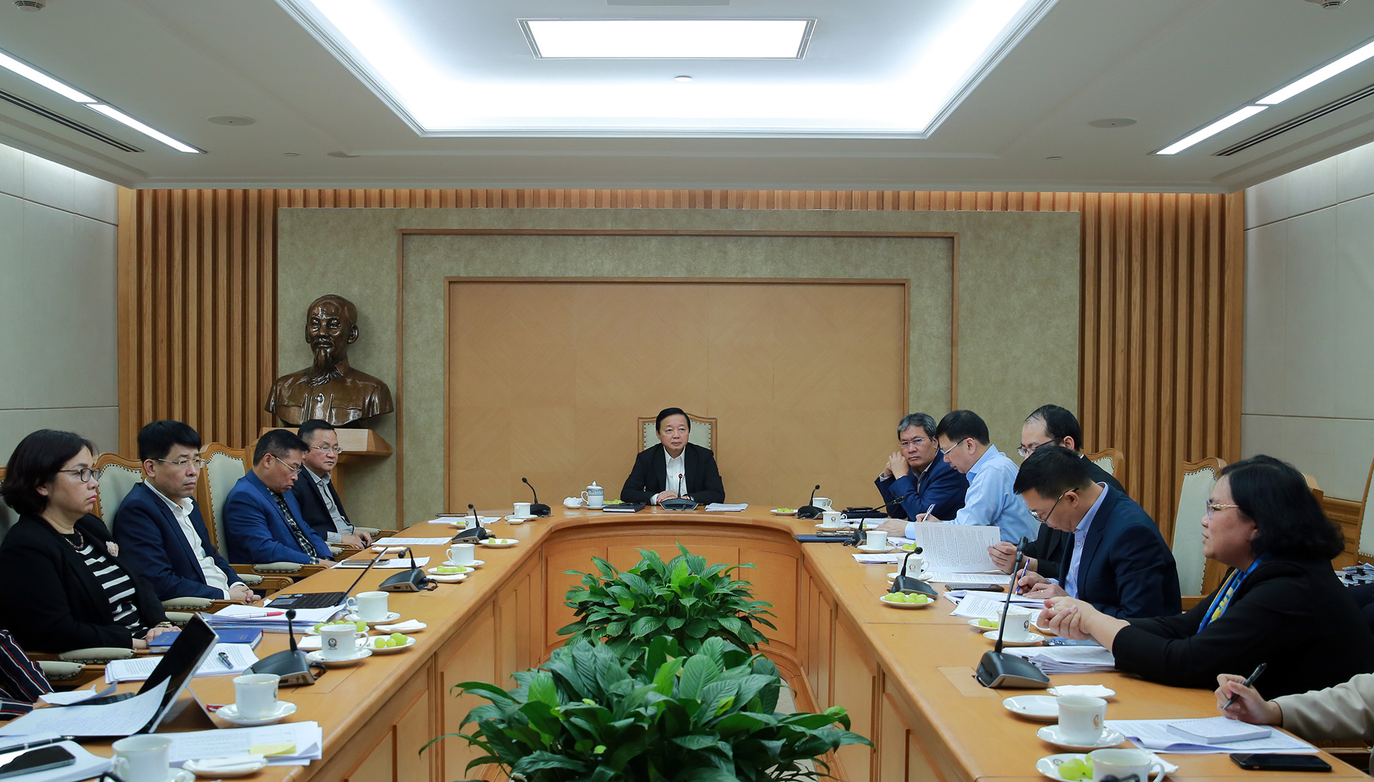 Phó Thủ tướng Trần Hồng Hà: Khẩn trương hoàn thiện 2 Nghị định quan trọng về đất đai và lấn biển - Ảnh 1.