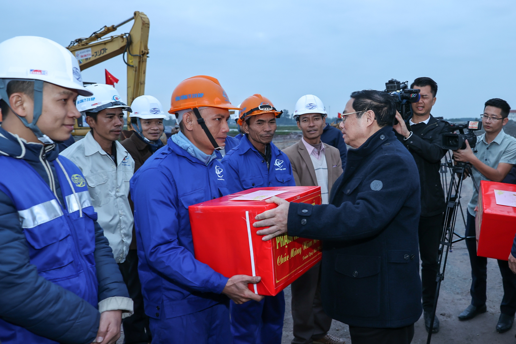 Thủ tướng giao Bộ Nội vụ nghiên cứu hoàn thiện các nội dung cải cách chính sách tiền lương và phụ cấp mới - Ảnh 9.