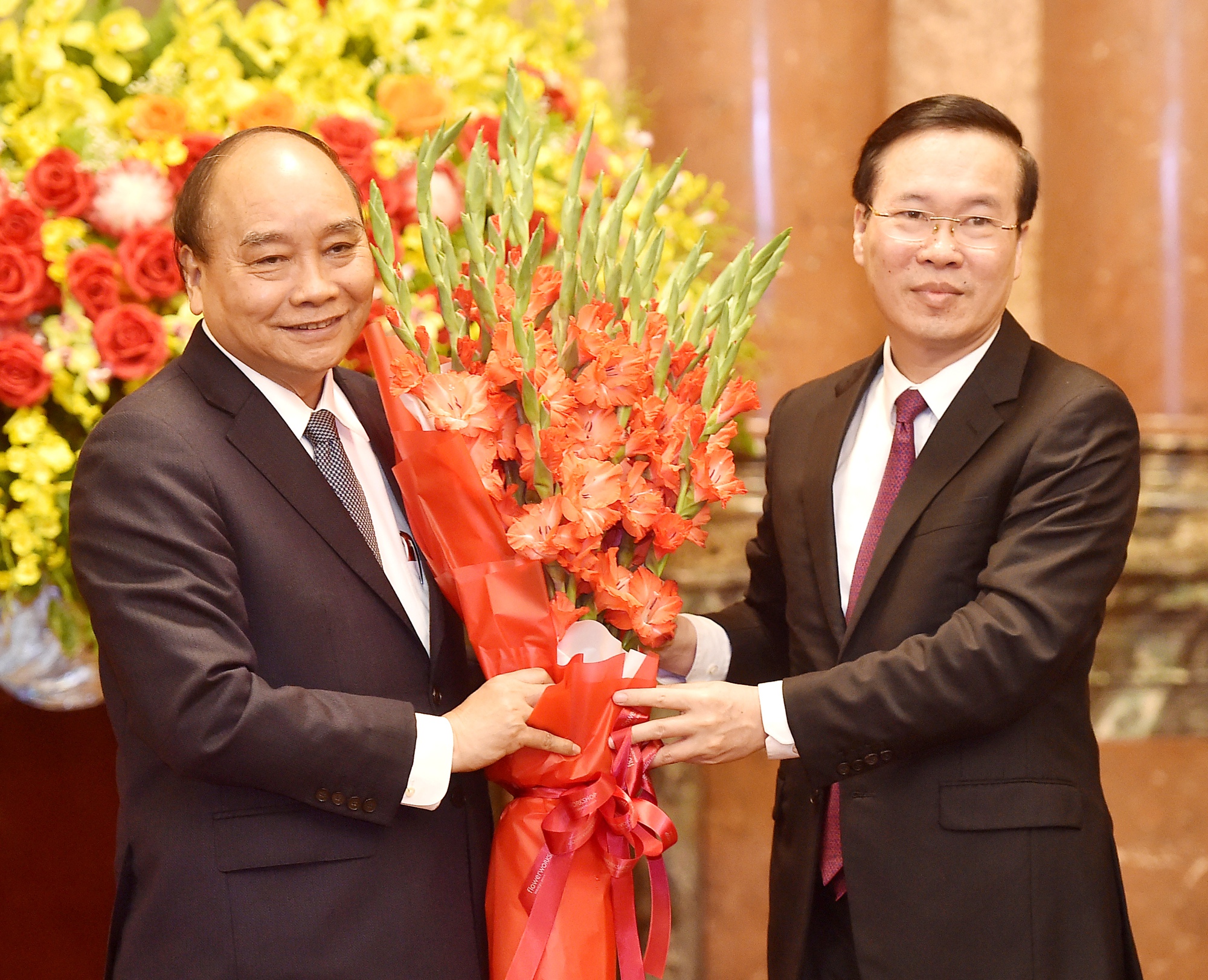 Bàn giao công tác Chủ tịch nước giữa đồng chí Nguyễn Xuân Phúc và đồng chí Võ Thị Ánh Xuân - Ảnh 2.