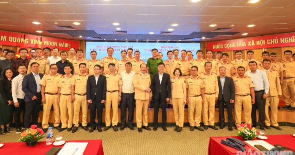 Tăng cường Cảnh sát giao thông hỗ trợ 19 Trung tâm đăng kiểm tại Hà Nội, TPHCM