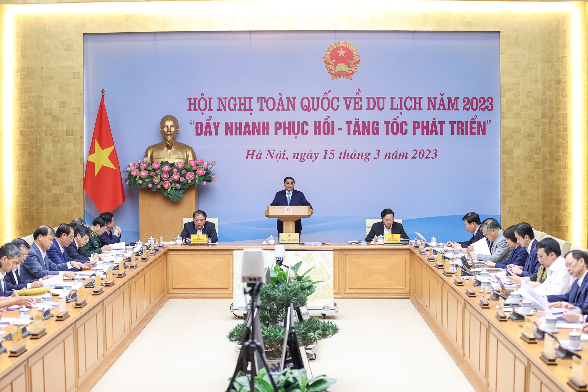 Thủ tướng: Đưa Việt Nam vào nhóm 30 quốc gia hàng đầu thế giới về năng lực cạnh tranh du lịch - Ảnh 8.