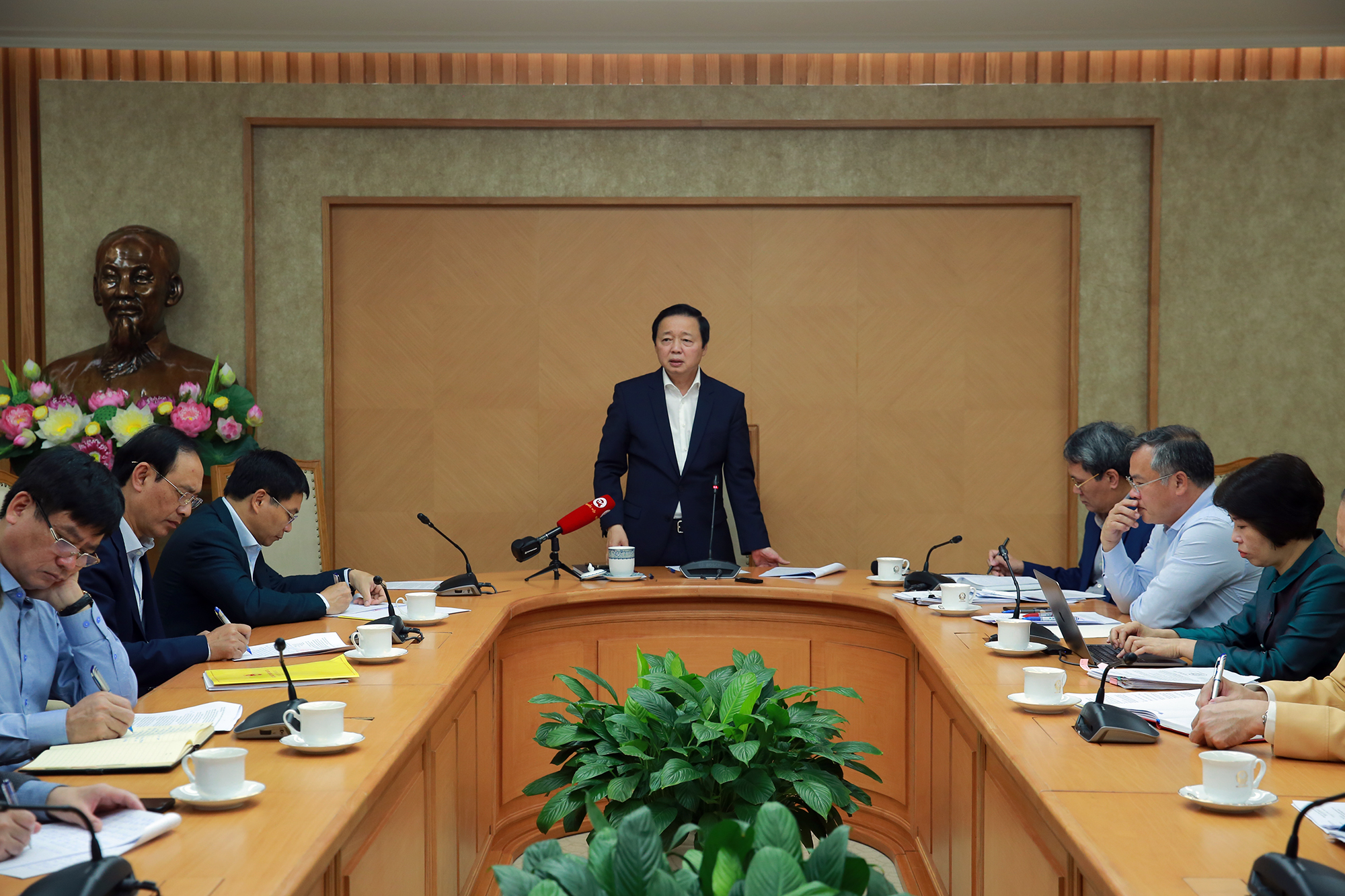 Phó Thủ tướng Trần Hồng Hà: Xử lý sai phạm đăng kiểm không được ảnh hưởng đến người dân - Ảnh 2.