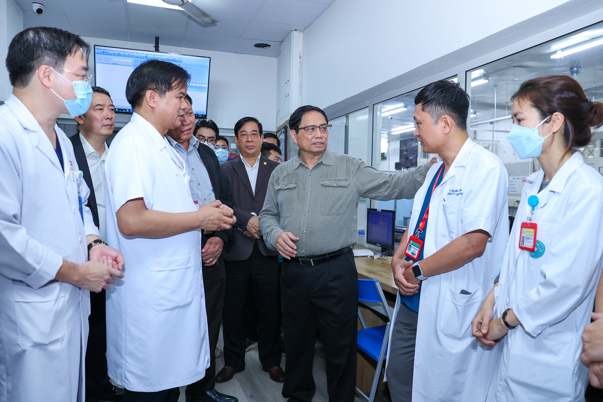 Đột xuất kiểm tra một loạt bệnh viện tuyến cuối, Thủ tướng chỉ đạo xử lý nhiều vấn đề cấp bách - Ảnh 2.