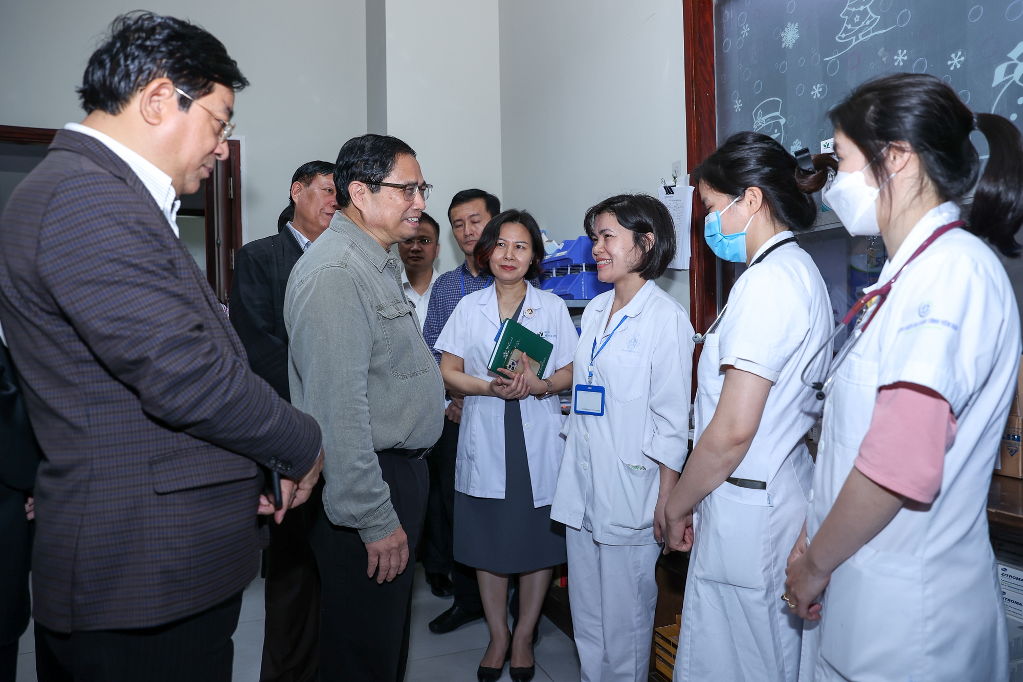 Đột xuất kiểm tra một loạt bệnh viện tuyến cuối, Thủ tướng chỉ đạo xử lý nhiều vấn đề cấp bách - Ảnh 11.