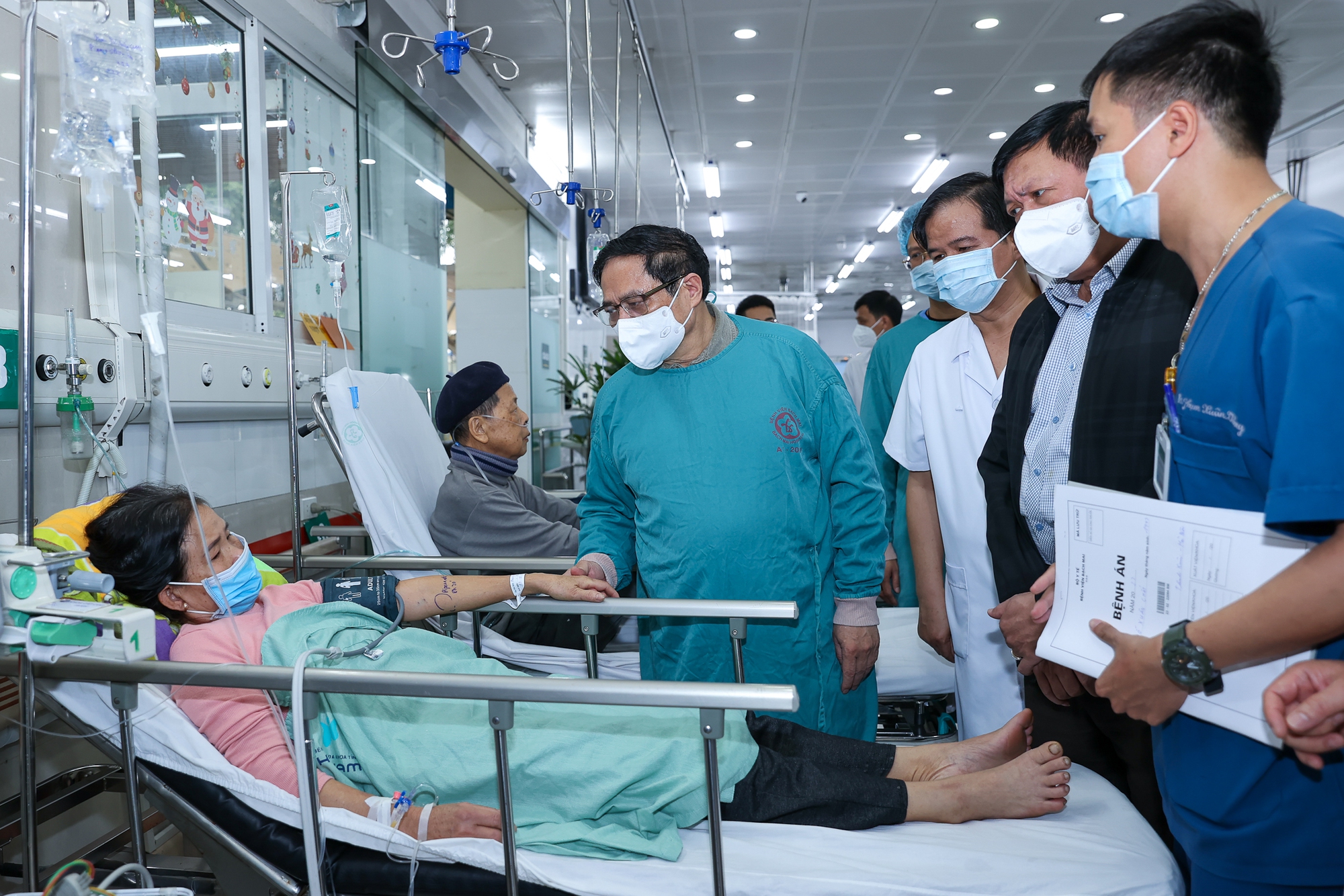 Đột xuất kiểm tra một loạt bệnh viện tuyến cuối, Thủ tướng chỉ đạo xử lý nhiều vấn đề cấp bách - Ảnh 4.