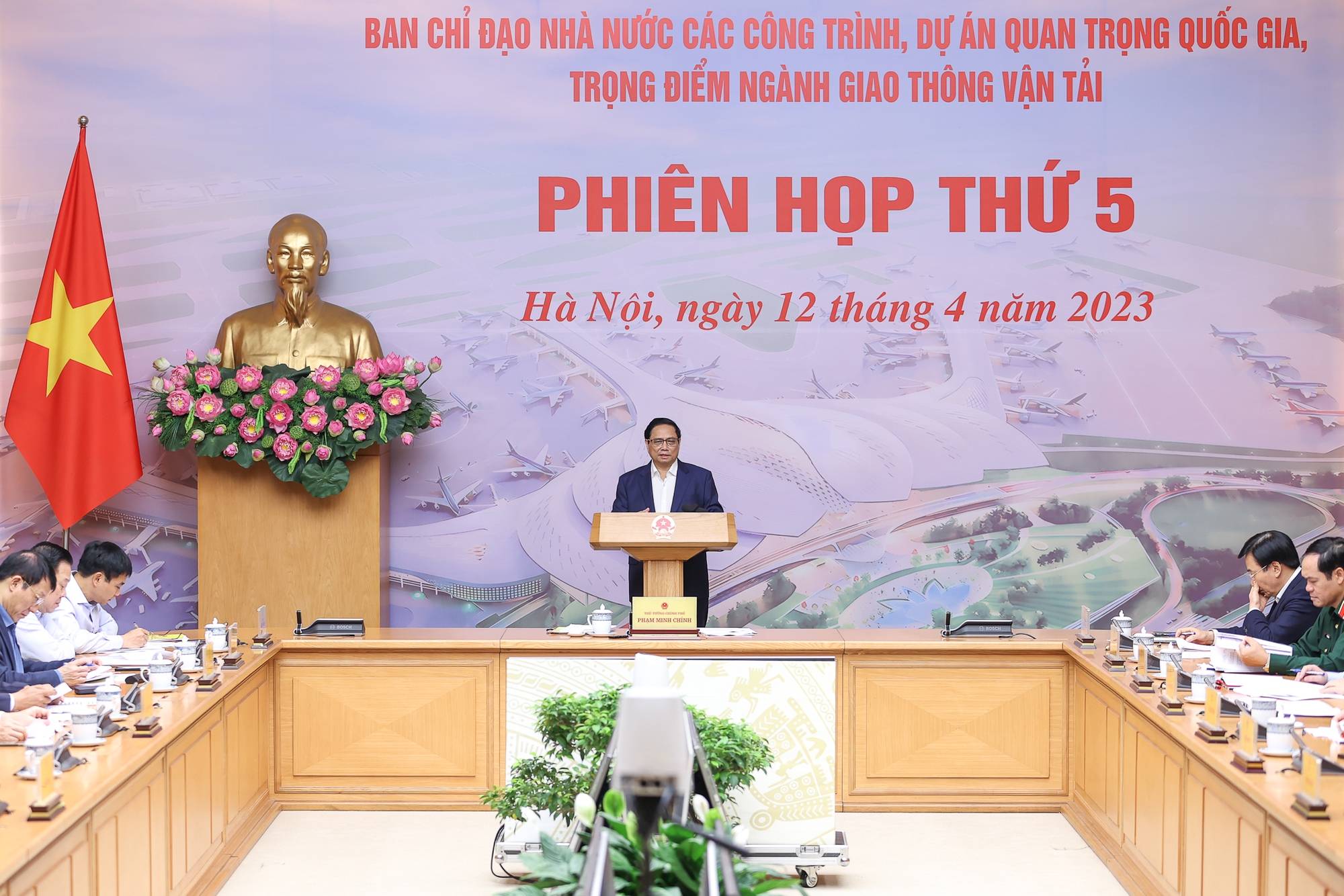 Dồn lực cho hai &quot;quả đấm thép&quot; của tăng trưởng - Ảnh 2.