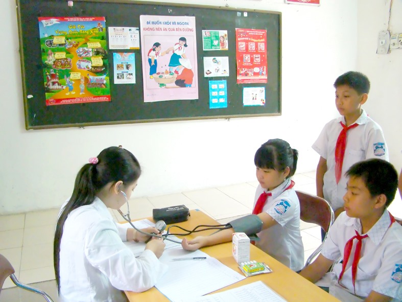 Đề xuất gỡ vướng cho đê sông Giăng, học bạ điện tử và BHYT học sinh