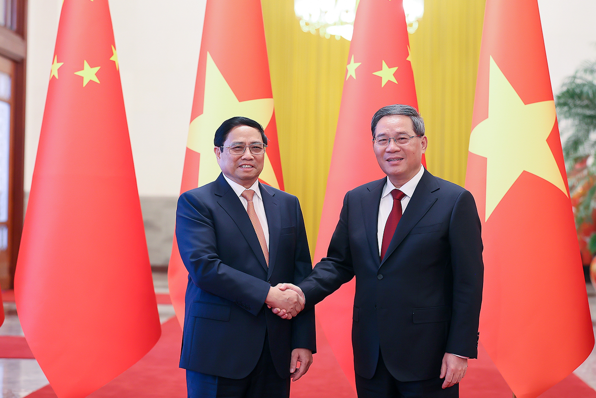 Thủ tướng Trung Quốc Lý Cường đón và hội đàm với Thủ tướng Phạm Minh Chính - Ảnh 1.