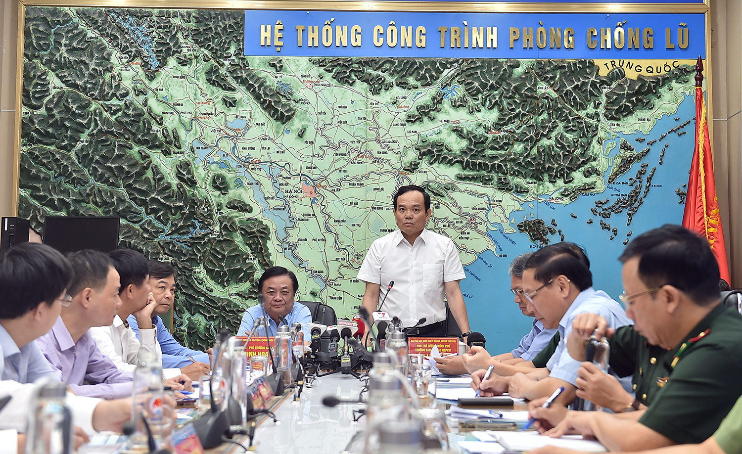 Phó Thủ tướng Trần Lưu Quang chỉ đạo ứng phó bão số 1 - Ảnh 2.