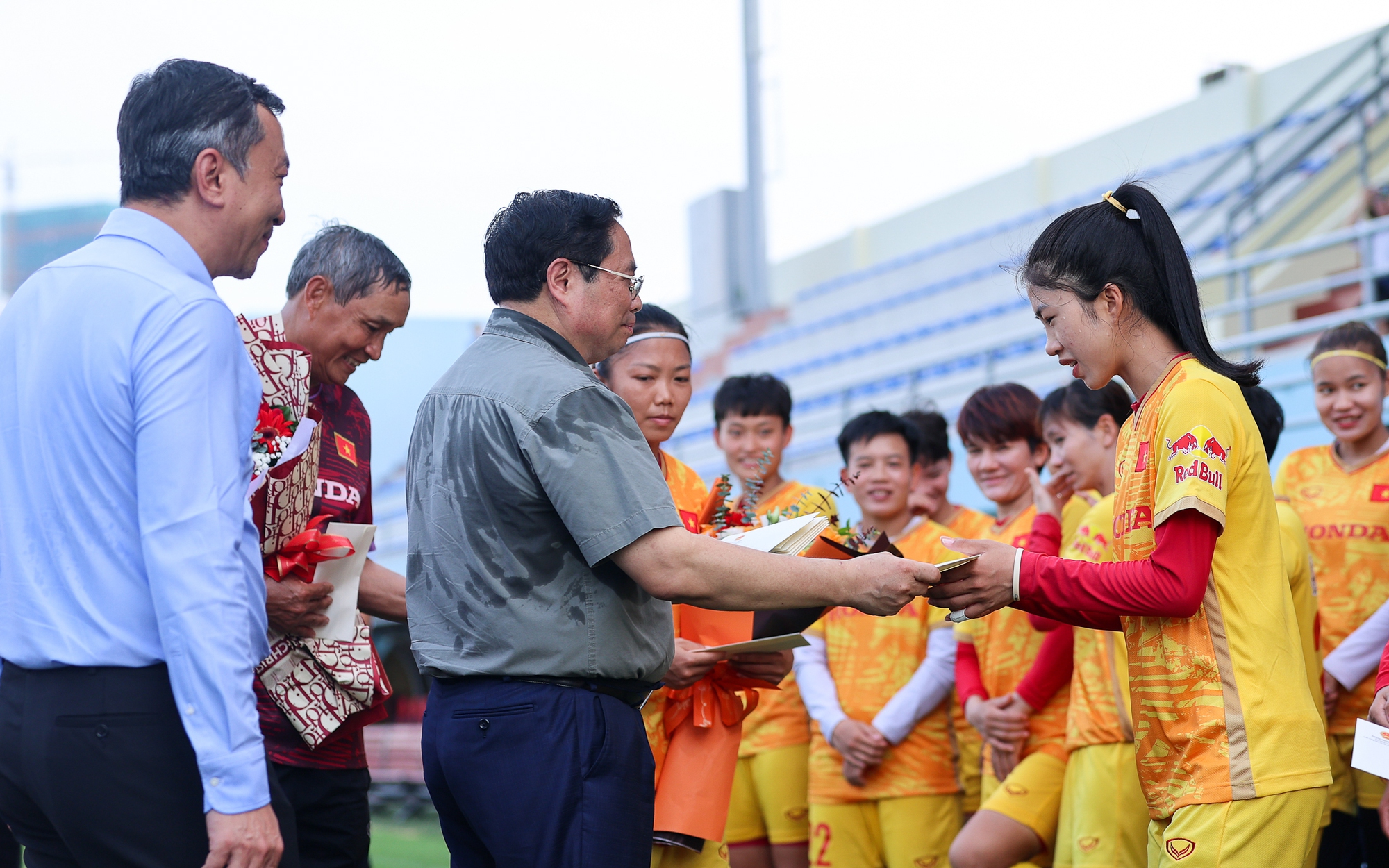 Thủ tướng: Tạo điều kiện tốt nhất cho các 'cô gái kim cương' tranh tài tại World Cup