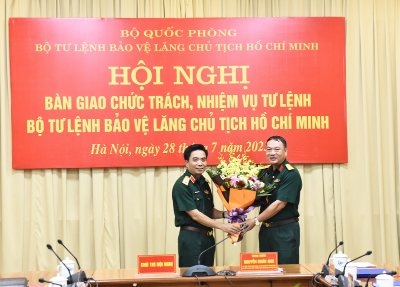 Bàn giao chức trách, nhiệm vụ Tư lệnh Bộ Tư lệnh Bảo vệ Lăng Chủ tịch Hồ Chí Minh - Ảnh 3.