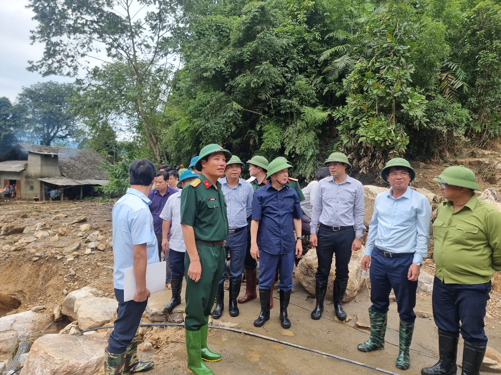 Phó Thủ tướng Trần Hồng Hà thị sát tâm lũ Lào Cai, chỉ đạo khẩn trương khắc phục hậu quả - Ảnh 5.