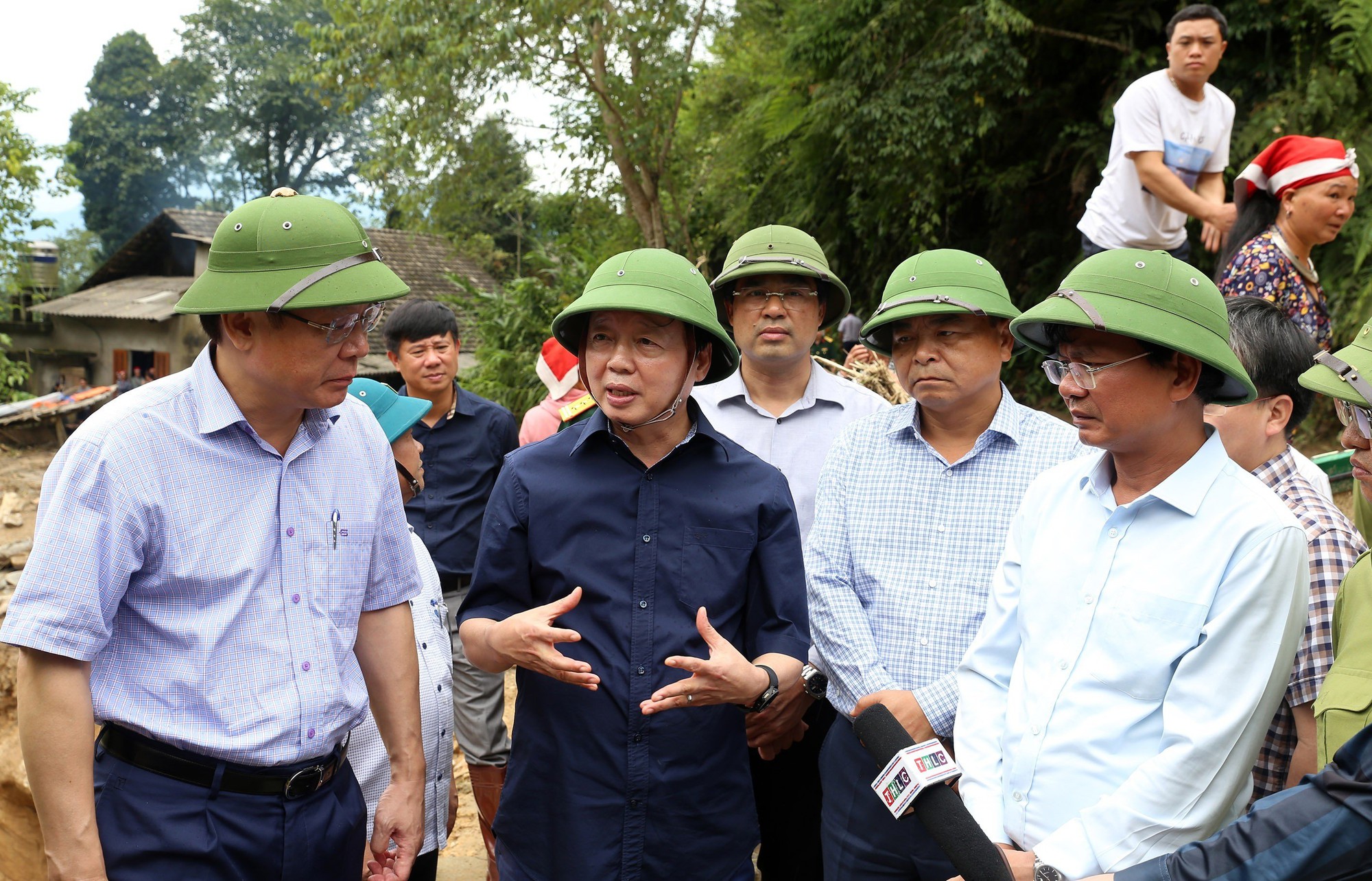 Phó Thủ tướng Trần Hồng Hà thị sát tâm lũ Lào Cai, chỉ đạo khẩn trương khắc phục hậu quả - Ảnh 4.