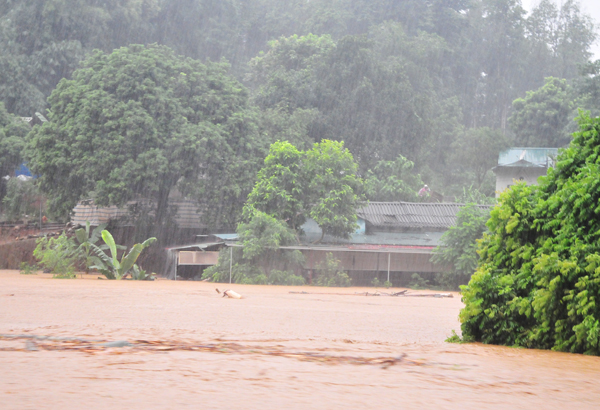 Thủ tướng yêu cầu khắc phục hậu quả lũ quét tại Lào Cai và ứng phó mưa lũ ở miền núi - Ảnh 1.