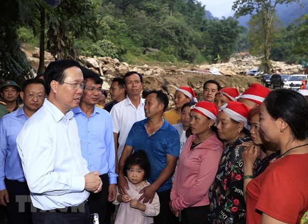 Chủ tịch nước thị sát hiện trường, động viên các gia đình bị thiệt hại do lũ quét ở Lào Cai - Ảnh 4.