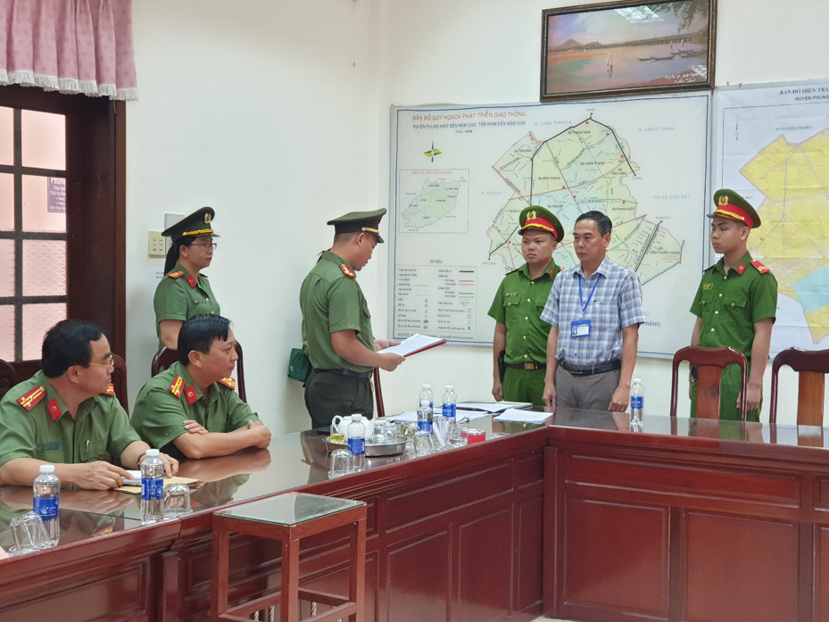 Khởi tố Phó Chủ tịch UBND huyện, Phó Giám đốc Trung tâm phát triển quỹ đất- Ảnh 1.