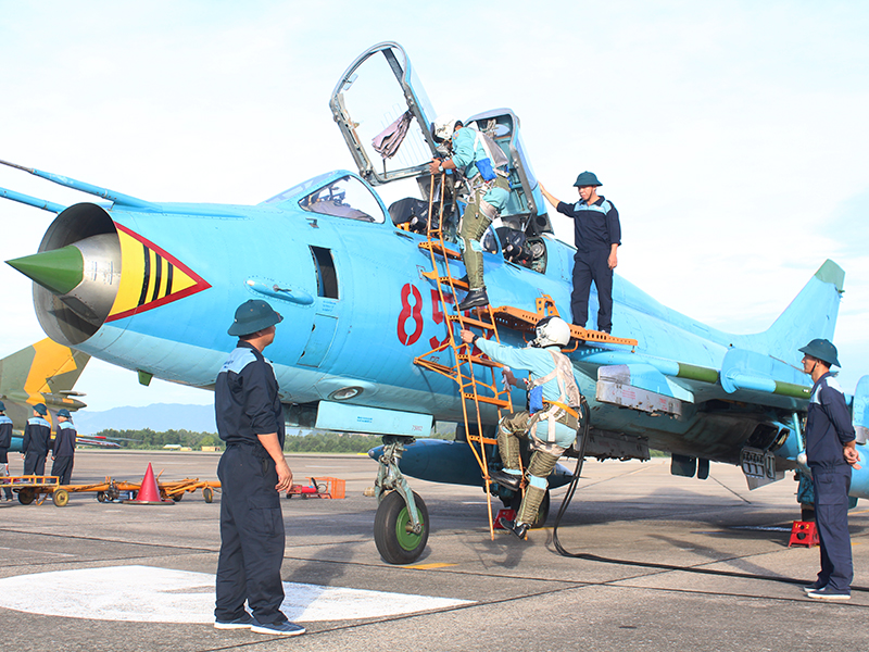Bộ trưởng Quốc phòng tặng Bằng khen, thăng quân hàm phi công Su 22 gặp nạn- Ảnh 5.