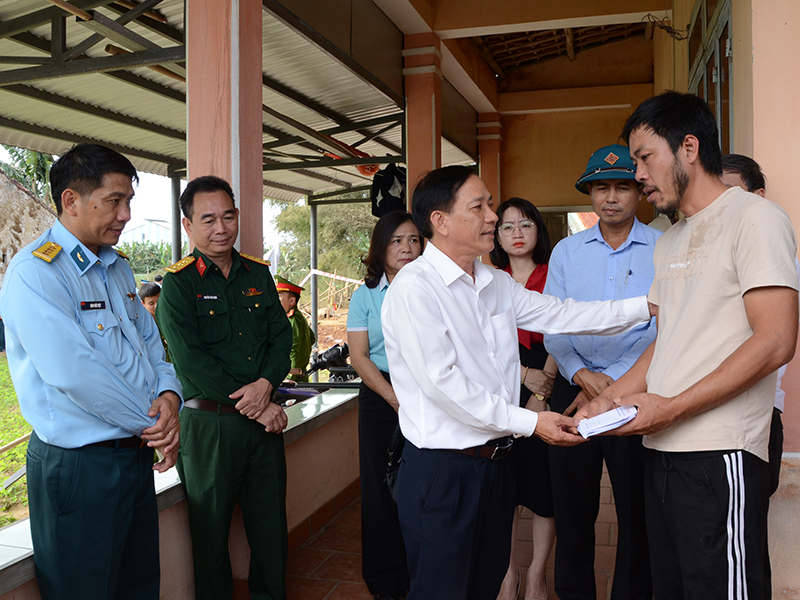 Bộ trưởng Quốc phòng tặng Bằng khen, thăng quân hàm phi công Su 22 gặp nạn- Ảnh 6.