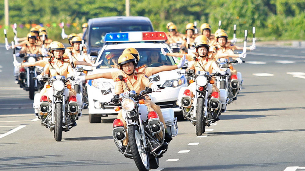 nu-canh-sat-giao-thong-lai-mo-581598369911-17065330975281889344630.jpg