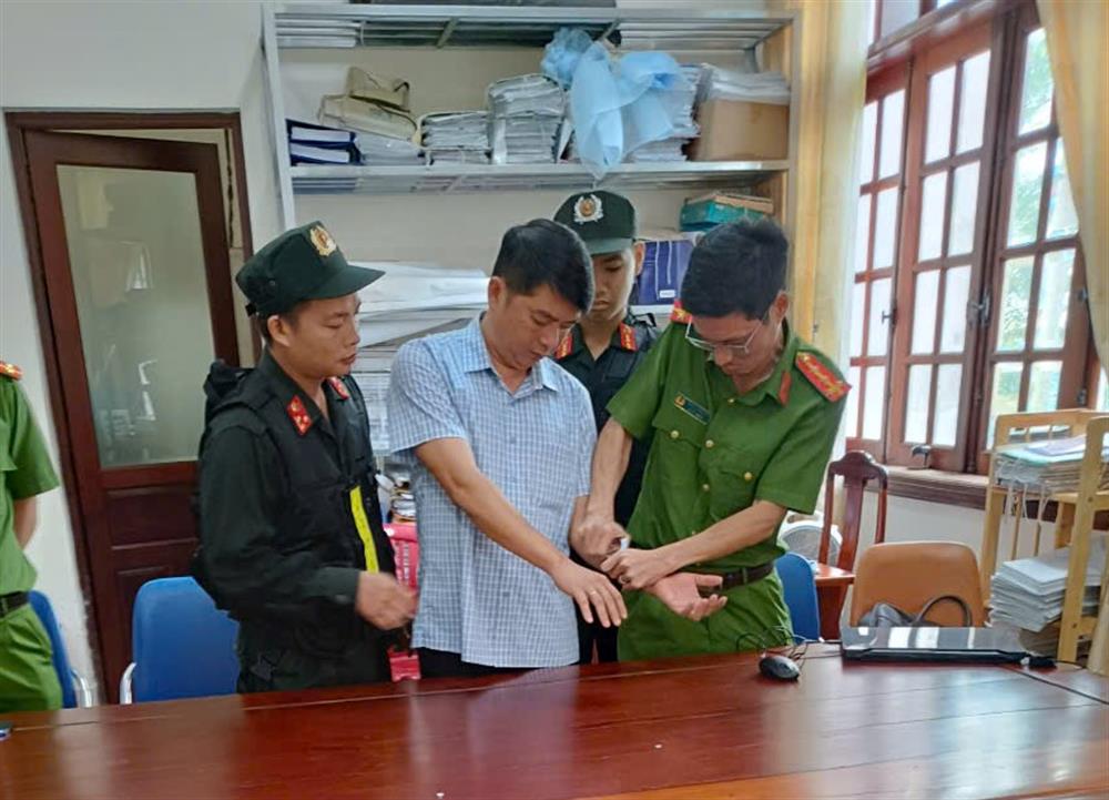Các cơ quan chức năng tống đạt quyết định khởi tố bị can và thi hành lệnh bắt tạm giam bị can Nguyễn Thế Vinh, Phó trưởng Phòng Tài nguyên và Môi trường huyện Bù Gia Mập