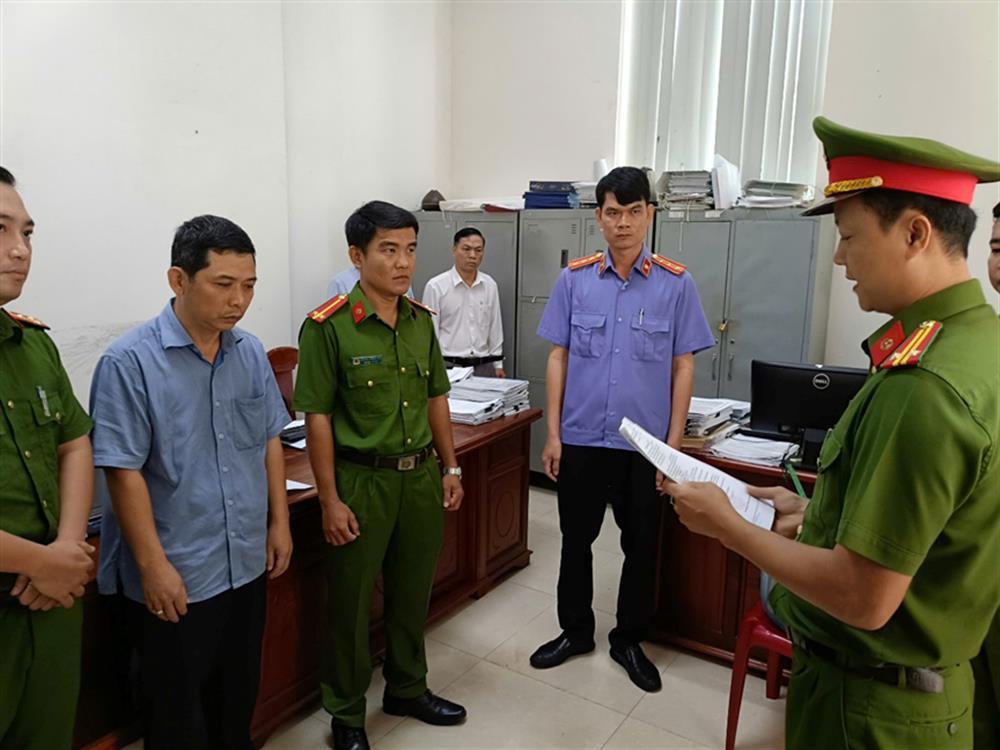 Các cơ quan chức năng tống đạt quết định khởi tố bị can và thi hành lệnh bắt tạm gia bị can Lê Minh Bảo, Phó Trưởng Phòng Tài nguyên và môi trường huyện Bù Gia Mập.