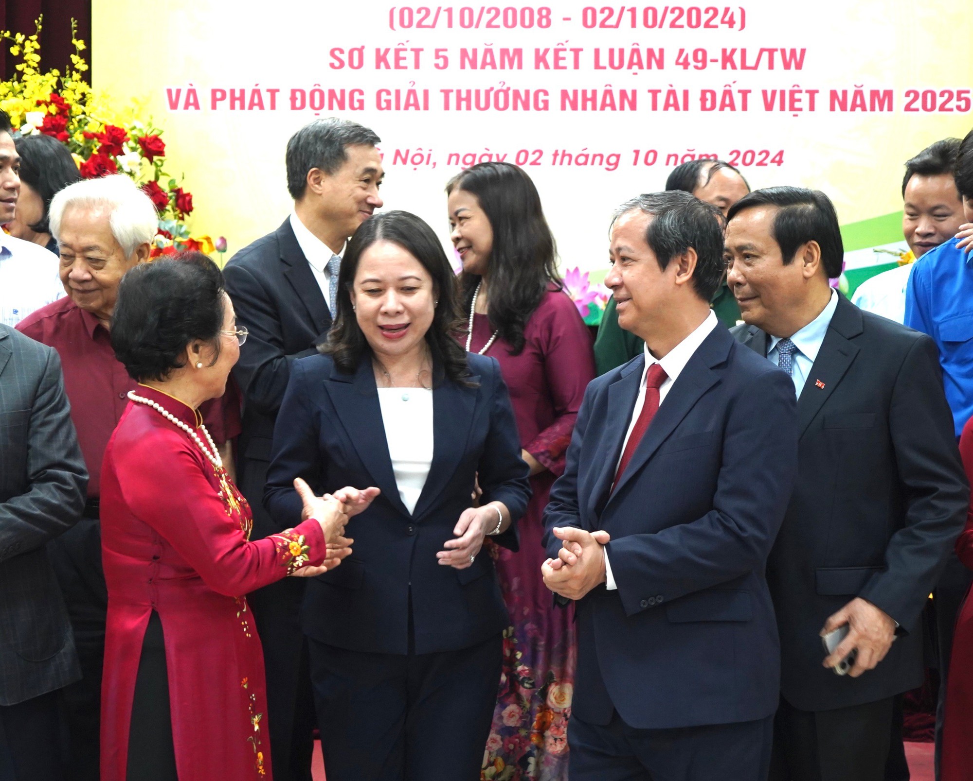 Đồng hành "PHỤ HUYNH VẬN"; KHUYẾN HỌC, KHUYẾN TÀI nhưng không KHUYẾN BỆNH THÀNH TÍCH, thúc đẩy SỰ HÁO DANH- Ảnh 1.