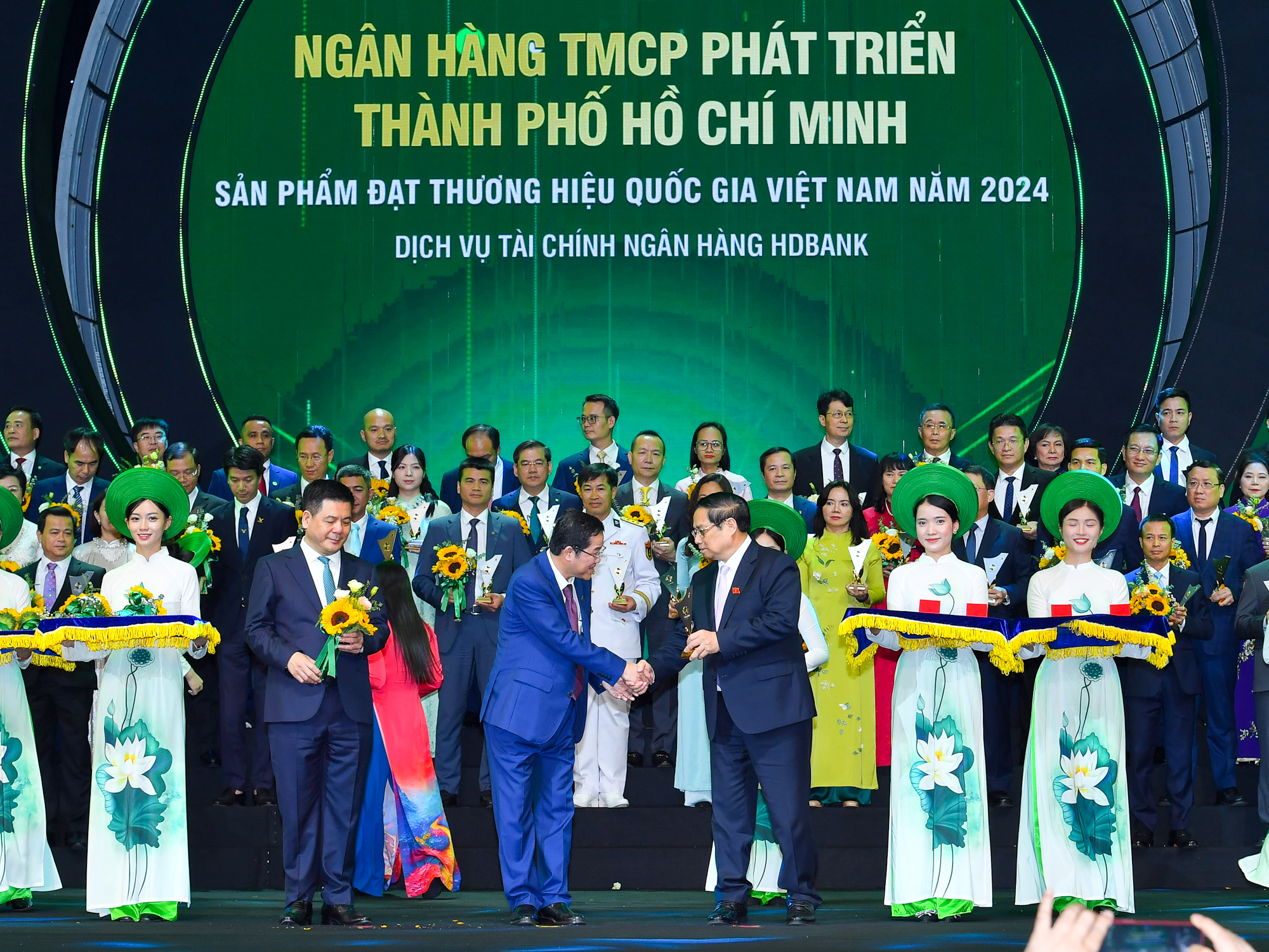 Tập trung tháo gỡ điểm nghẽn thể chế, kiên quyết, kiên trì, dứt khoát xóa bỏ cơ chế 'xin-cho', sách nhiễu- Ảnh 7.