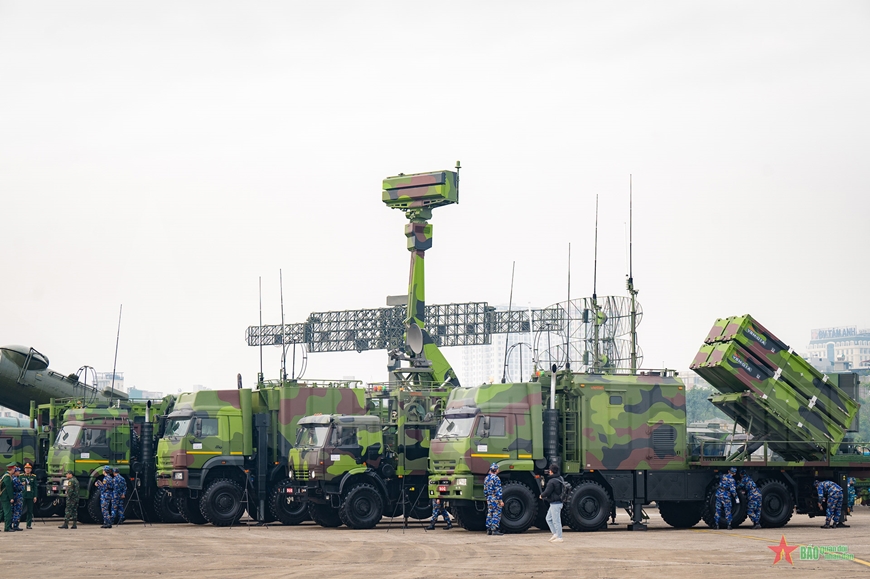 TR&Igrave;NH L&Agrave;NG' TỔ HỢP T&Ecirc;N LỬA, XE THIẾT GI&Aacute;P, UAV,... 'MADE IN VIỆT NAM'