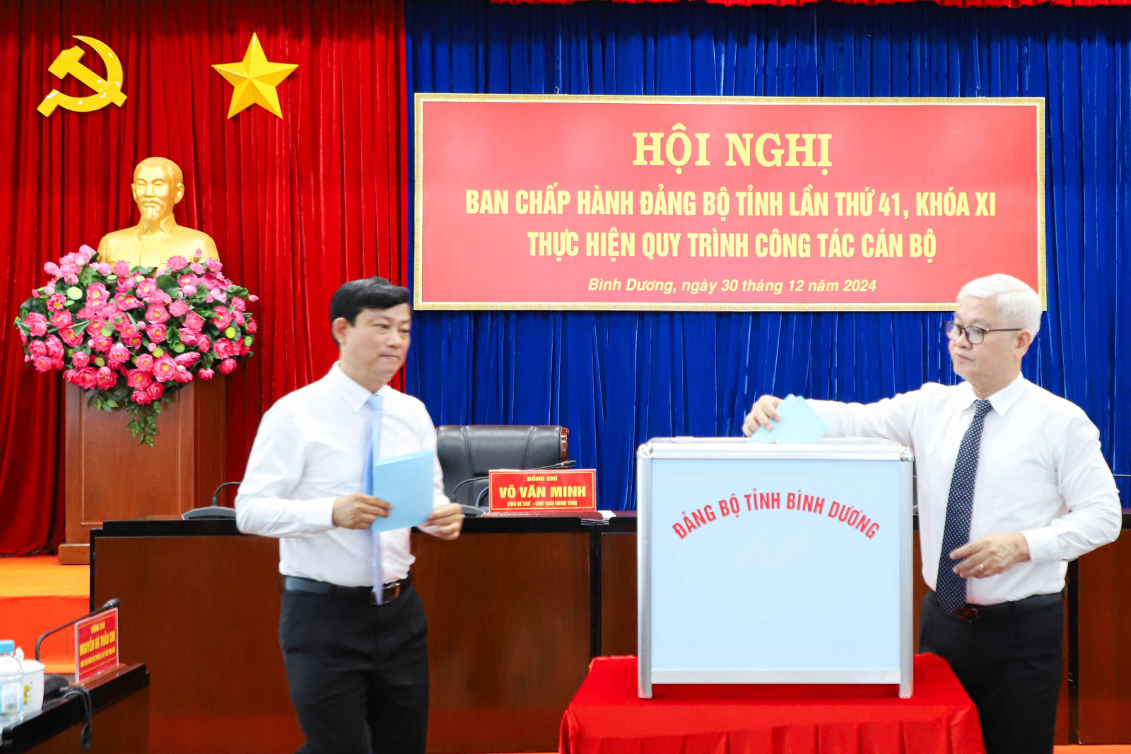 Bình Dương: Một số đồng chí Ủy viên Ban Thường vụ, Tỉnh ủy viên tự nguyện nghỉ hưu trước tuổi - Ảnh 3.