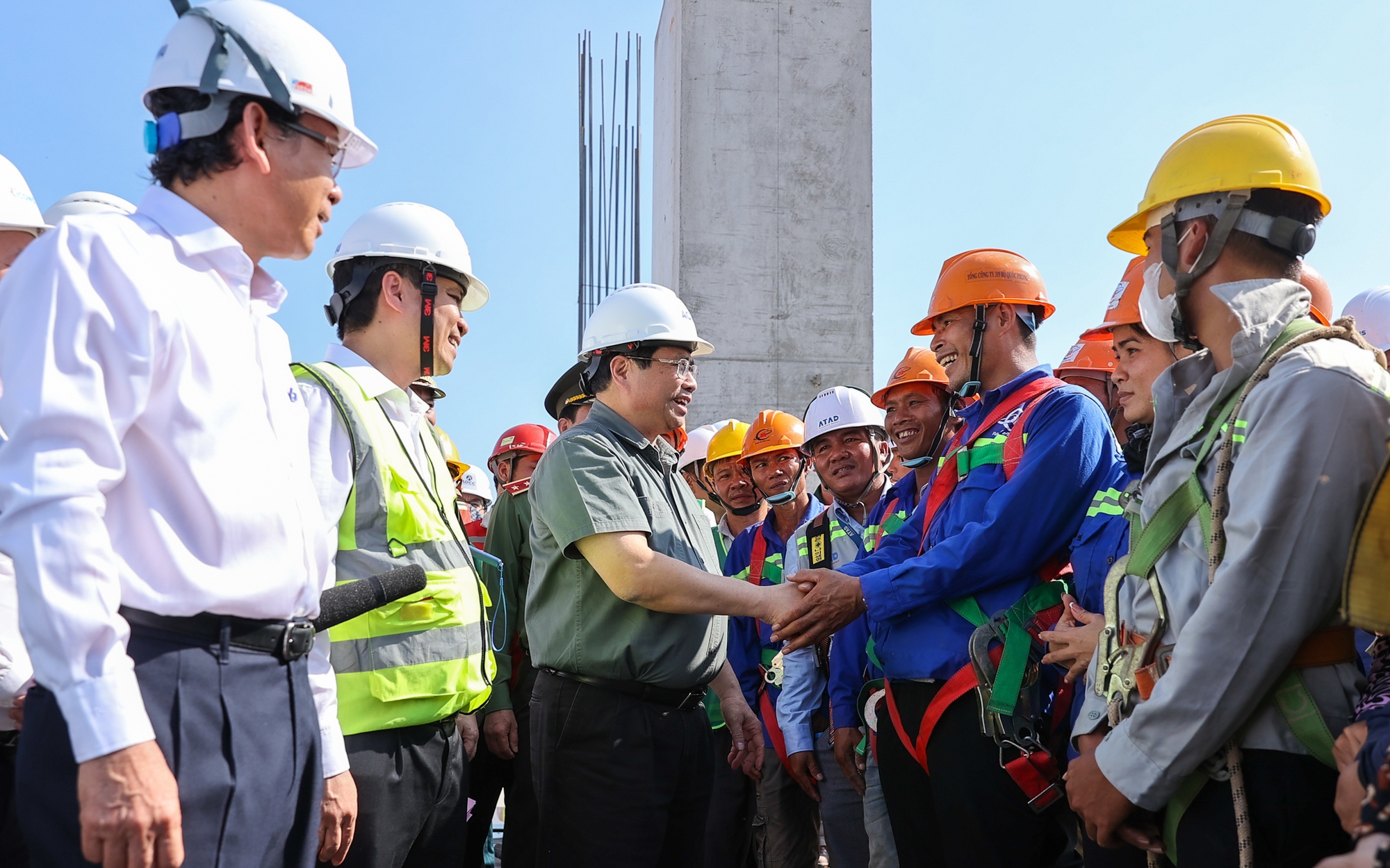 Thủ tướng kiểm tra, động viên người lao động làm việc xuyên Tết trên các công trình trọng điểm