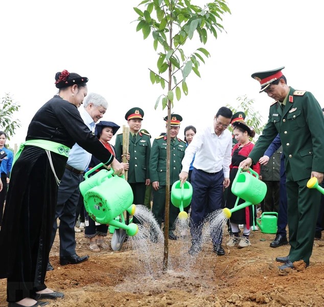 Chủ tịch nước Võ Văn Thưởng: Mỗi cây được trồng là món quà vô giá gửi đến tương lai cho thế hệ mai sau- Ảnh 3.