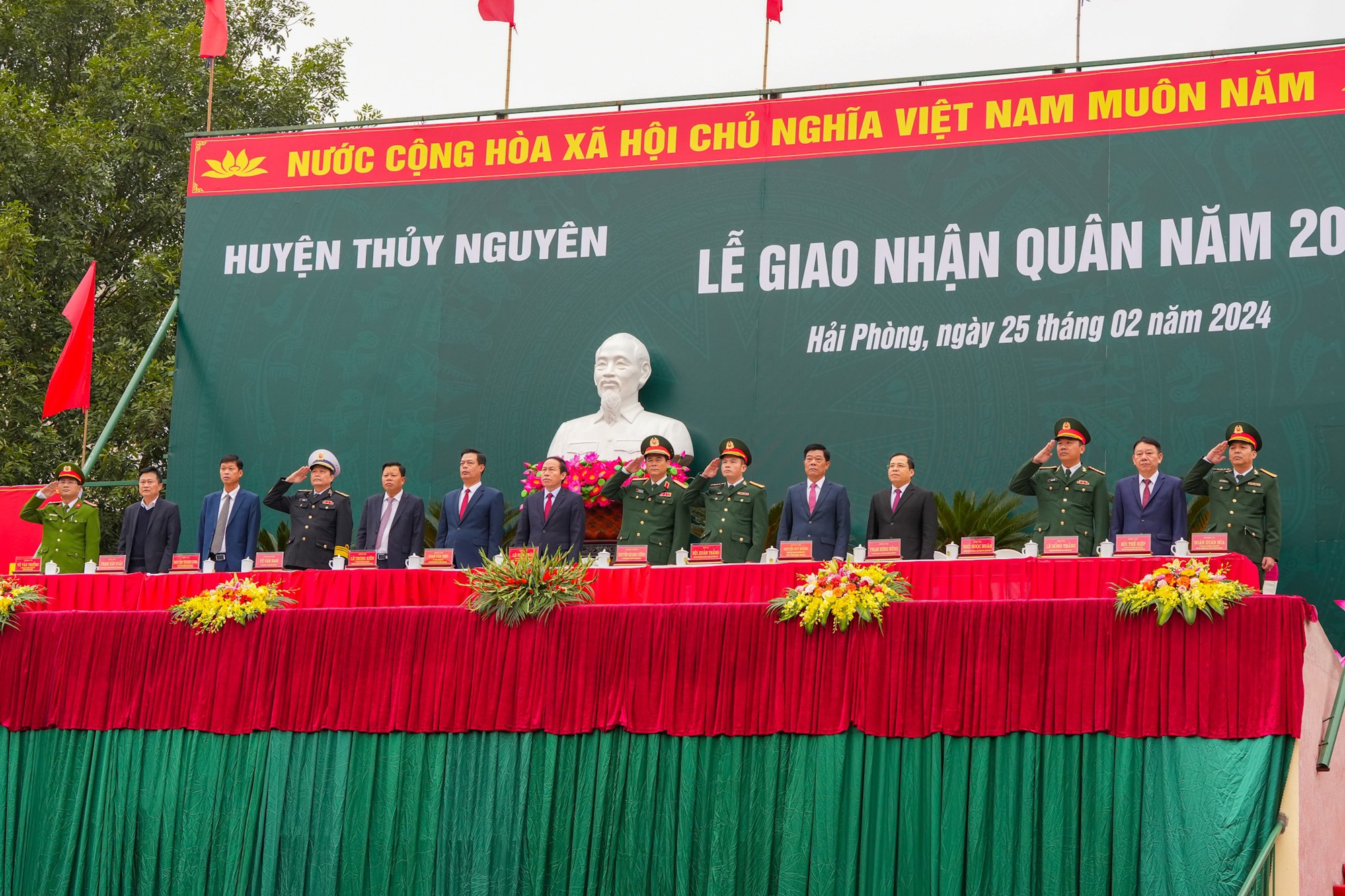 NGÀY HỘI TÒNG QUÂN 2024: Nữ cử nhân, anh em ruột xếp bút nghiên, rời giảng đường, nhà máy lên đường nhập ngũ- Ảnh 11.