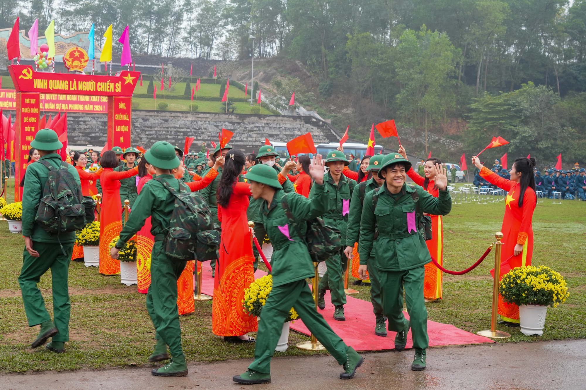 NGÀY HỘI TÒNG QUÂN 2024: Nữ cử nhân, anh em ruột xếp bút nghiên, rời giảng đường, nhà máy lên đường nhập ngũ- Ảnh 13.