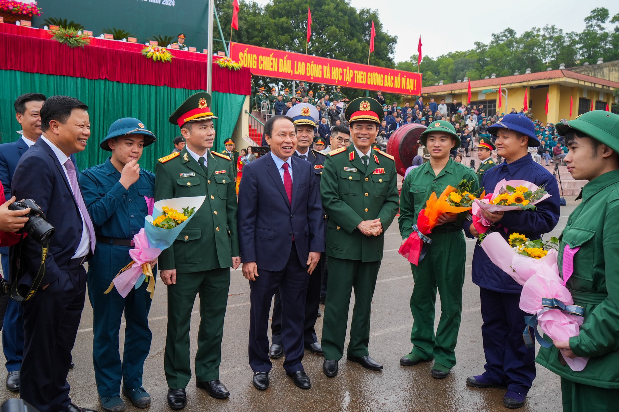 NGÀY HỘI TÒNG QUÂN 2024: Nữ cử nhân, anh em ruột xếp bút nghiên, rời giảng đường, nhà máy lên đường nhập ngũ- Ảnh 10.