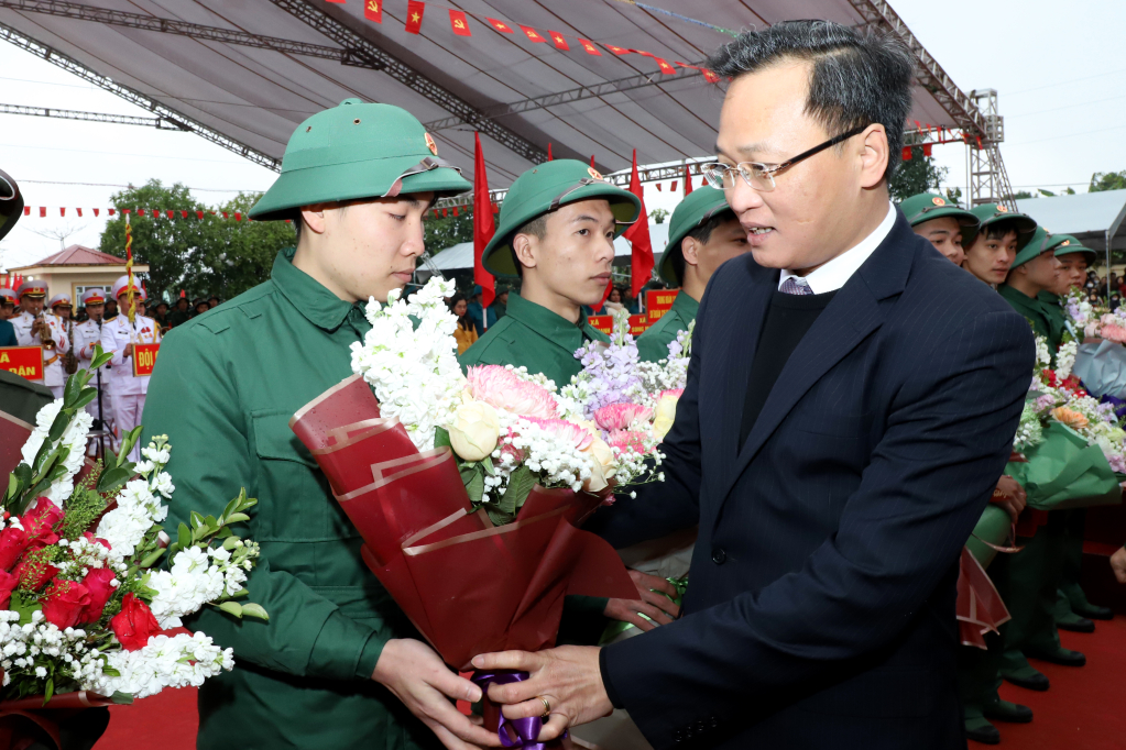 NGÀY HỘI TÒNG QUÂN 2024: Nữ cử nhân, anh em ruột xếp bút nghiên, rời giảng đường, nhà máy lên đường nhập ngũ- Ảnh 16.