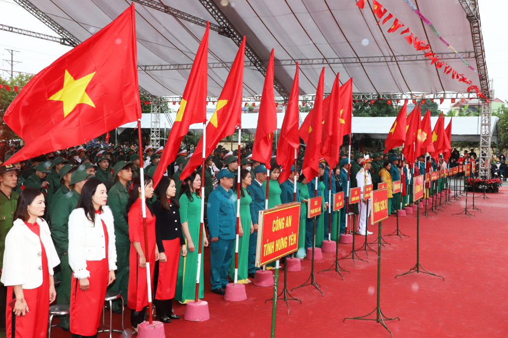 NGÀY HỘI TÒNG QUÂN 2024: Nữ cử nhân, anh em ruột xếp bút nghiên, rời giảng đường, nhà máy lên đường nhập ngũ- Ảnh 17.