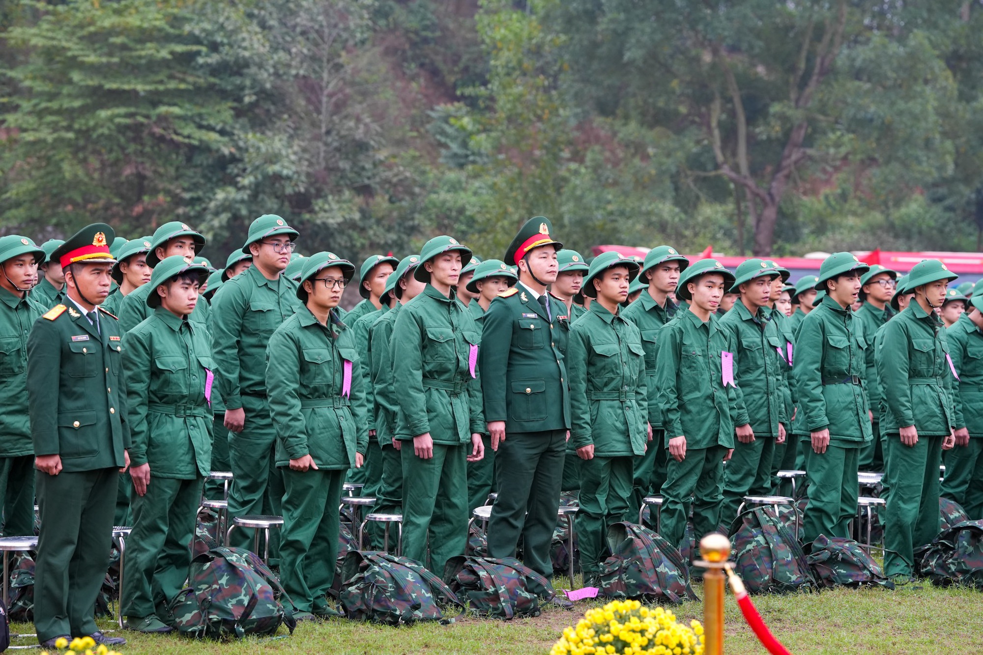 NGÀY HỘI TÒNG QUÂN 2024: Nữ cử nhân, anh em ruột xếp bút nghiên, rời giảng đường, nhà máy lên đường nhập ngũ- Ảnh 12.