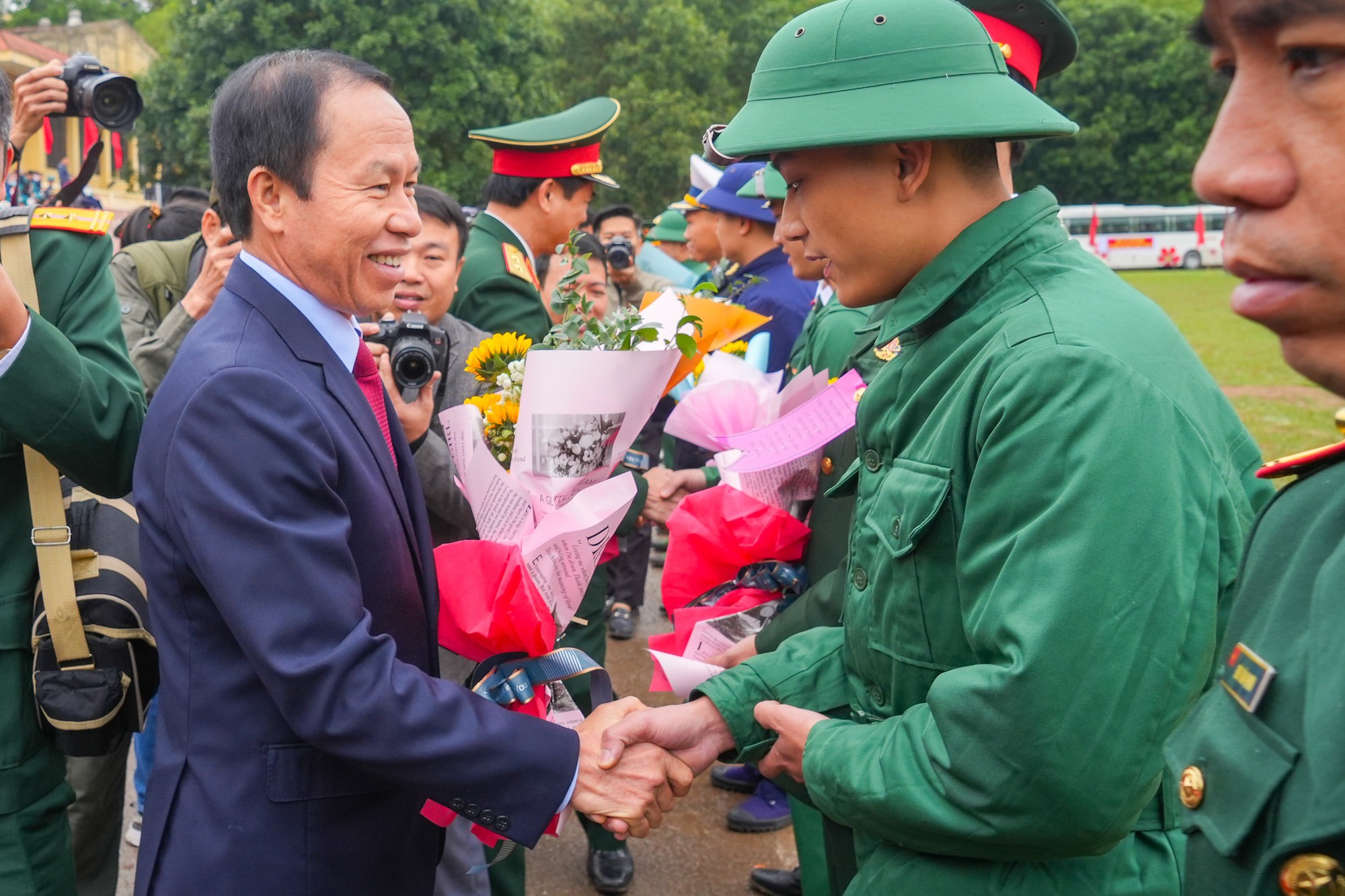 NGÀY HỘI TÒNG QUÂN 2024: Nữ cử nhân, anh em ruột xếp bút nghiên, rời giảng đường, nhà máy lên đường nhập ngũ- Ảnh 14.