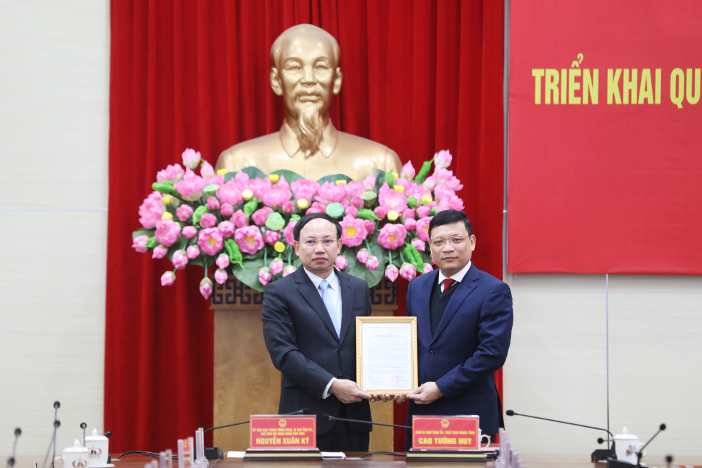 Trao quyết định phê chuẩn Bí thư Thành ủy giữ chức Phó Chủ tịch UBND tỉnh- Ảnh 1.