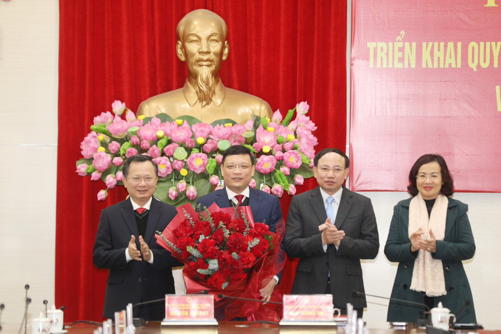 Trao quyết định phê chuẩn Bí thư Thành ủy giữ chức Phó Chủ tịch UBND tỉnh- Ảnh 3.
