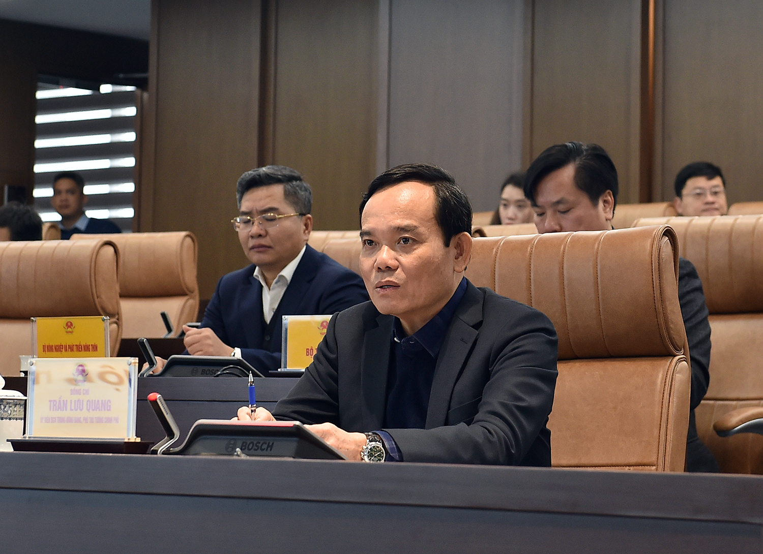 Phó Thủ tướng Trần Lưu Quang đề nghị địa phương tích cực 'đeo bám'; yêu cầu các bộ, ngành 'trả nợ' kiến nghị- Ảnh 1.