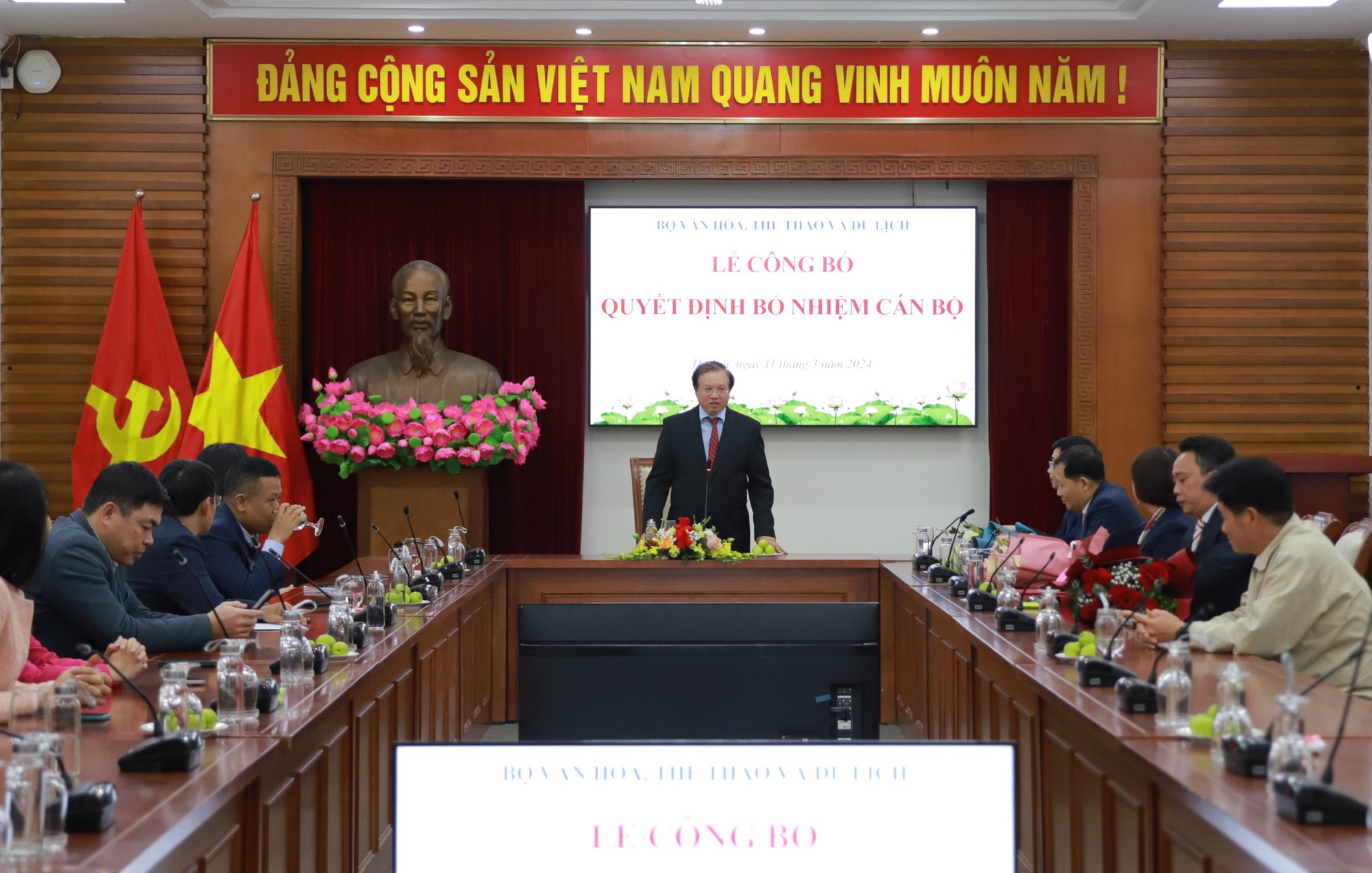 Bổ nhiệm Phó Hiệu trưởng, Giám đốc, Phó Giám đốc- Ảnh 2.