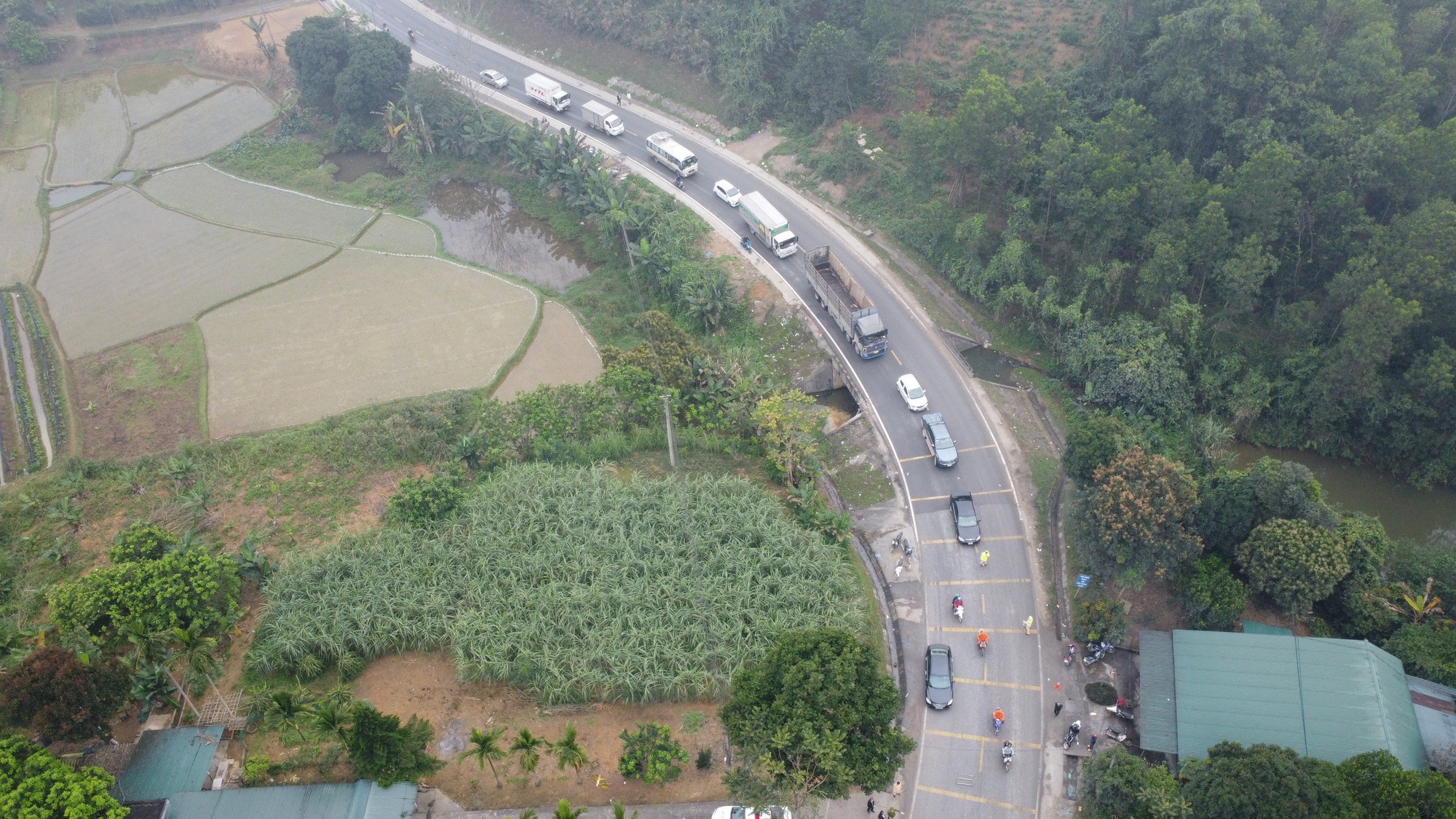 Phó Thủ tướng chỉ đạo khẩn trương khắc phục hậu quả vụ tai nạn giao thông thảm khốc làm 5 người tử vong- Ảnh 16.